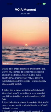 Motivační obrazovka VOIA Moment – západ slunce nad mořem, inspirativní podpora k dosahování cílů