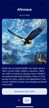 Orel letící nad majestátními horami pod modrou oblohou, symbolizující odvahu, svobodu, sílu a vnitřní klid. Inspirativní obrázek k afirmaci v aplikaci VOIA.