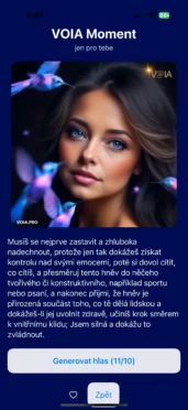 Žena s jemným úsměvem a modrýma očima obklopená zářivými kolibříky na tmavém pozadí, symbolizující klid, sílu a vnitřní rovnováhu. Vizuál k afirmaci aplikace VOIA.
